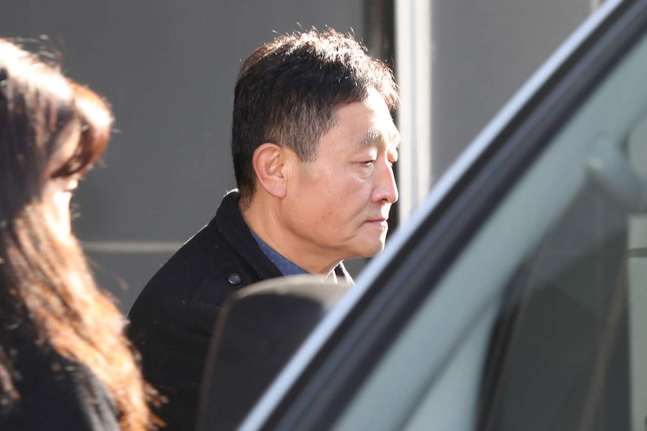 직원 임금과 퇴직금 수억여원을 체불한 혐의로 구속영장이 청구된 운동권 출신 태양광 사업가 허인회 녹색드림협동조합 전 이사장이 27일 오후 서울 도봉구 서울북부지법에서 구속 전 피의자 심문(영장실질심사)을 마친 뒤 구치소로 이동하기 위해 차량으로 향하고 있다. 연합뉴스