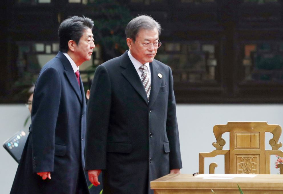 문재인 대통령과 아베 일본 총리가 지난 24일(현지시간) 한중일 협력 20주년 행사가 열리는 중국 쓰촨성 청두 두보초당에 들어서고 있다. [연합뉴스]