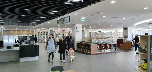 여수시 웅천동 이순신도서관 내부. [여수시 제공]