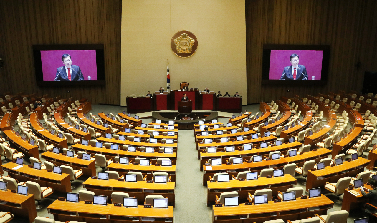 28일 국회 본회의장에서 공수처 설치 법안 처리 관련 무제한 토론이 진행되는 모습 [연합]