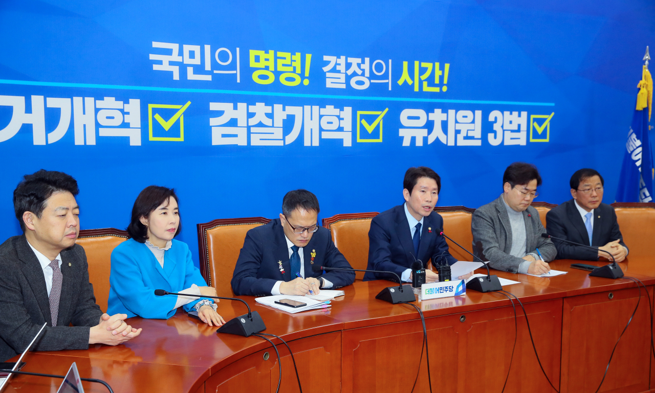 더불어민주당 이인영 원내대표(왼쪽에서 네번째)가 29일 국회에서 열린 기자간담회에서 발언하고 있다. 연합뉴스