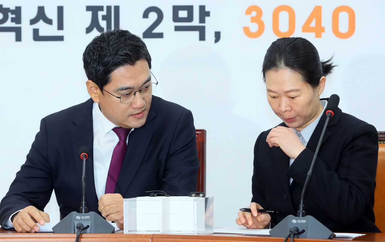 바른미래당 오신환 원내대표(왼쪽)와 권은희 의원이 29일 국회에서 고위공직자범죄수사처(공수처) 법안 수정안 제출에 관해 논의하고 있다. 연합뉴스