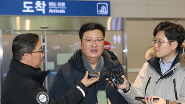 임동호 전 더불어민주당 최고위원이 28일 일본에서 귀국하면서 취재진의 질문에 답변하고 있다. [연합]