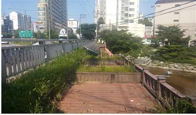 개선 전 보행로와 데크가 단차로 인해 단절된 모습. [은평구 제공]