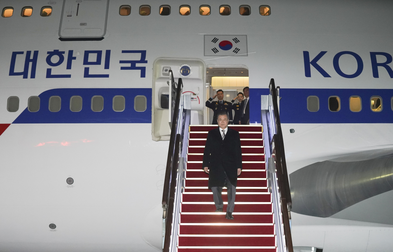 한중일 정상회의를 마친 문재인 대통령이 지난 24일 서울공항에 도착하고 있다.[연합]