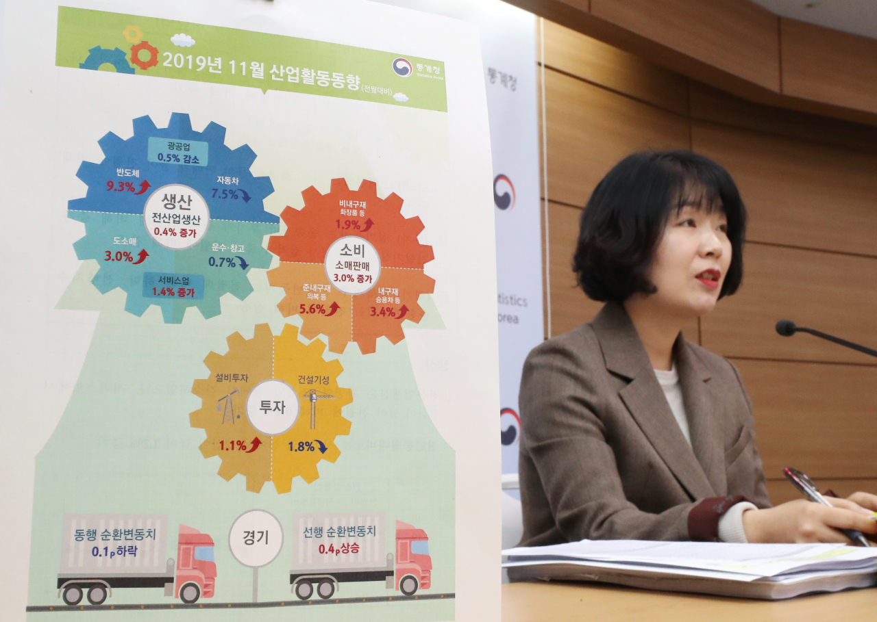 통계청 김보경 산업동향과 과장이 30일 오전 세종시 정부세종청사에서 '2019년 11월 산업활동동향' 브리핑을 하고 있다. [연합]