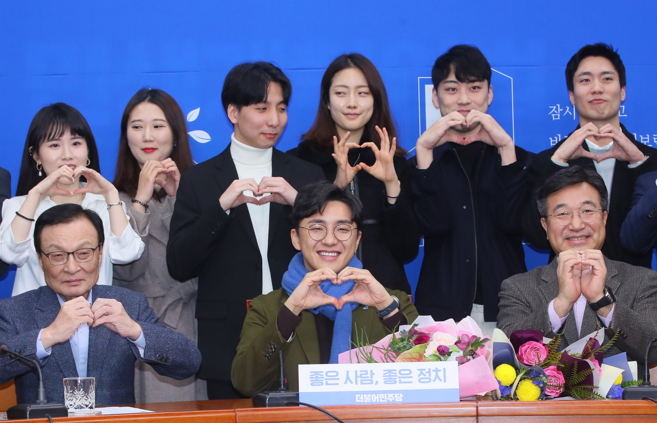 더불어민주당 '영입인재 2호'인 원종건 씨(가운데)가 29일 국회에서 이해찬 대표, 윤호중 사무총장 등과 함께 하트를 만들며 기념촬영하고 있다. 연합뉴스