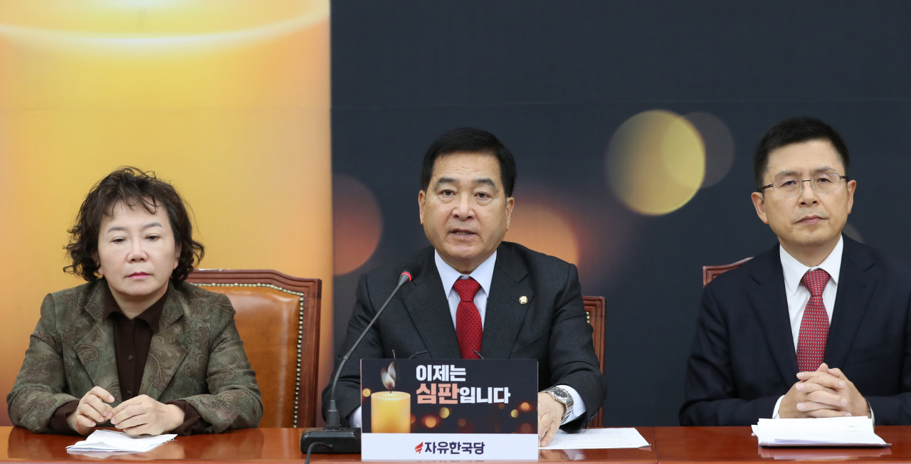 자유한국당 심재철 원내대표(가운데)가 30일 오전 서울 여의도 국회에서 열린 최고위원회의에서 발언하고 있다. 연합뉴스