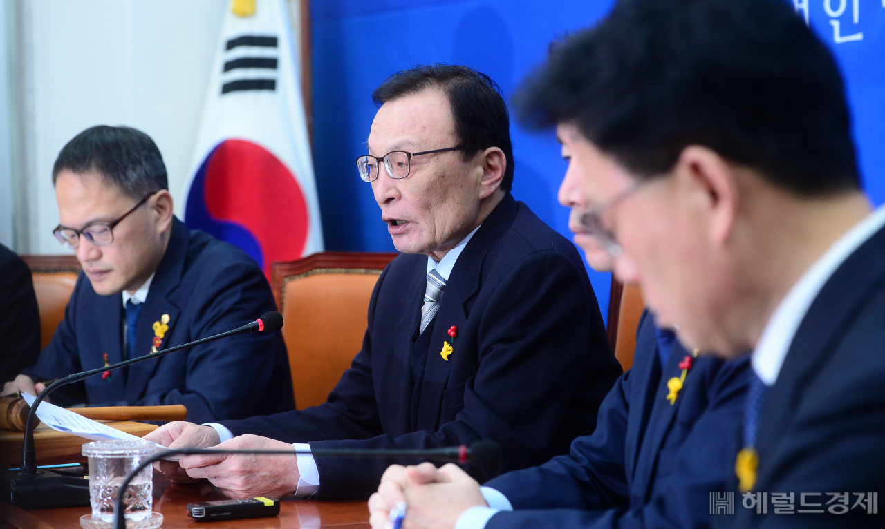 [헤럴드경제=이상섭 기자] 더불어민주당 이해찬 대표가 30일 서울 여의도 국회에서 열린 더불어민주당 최고위원회에서 발언을 하고 있다. babtong@heraldcorp.com