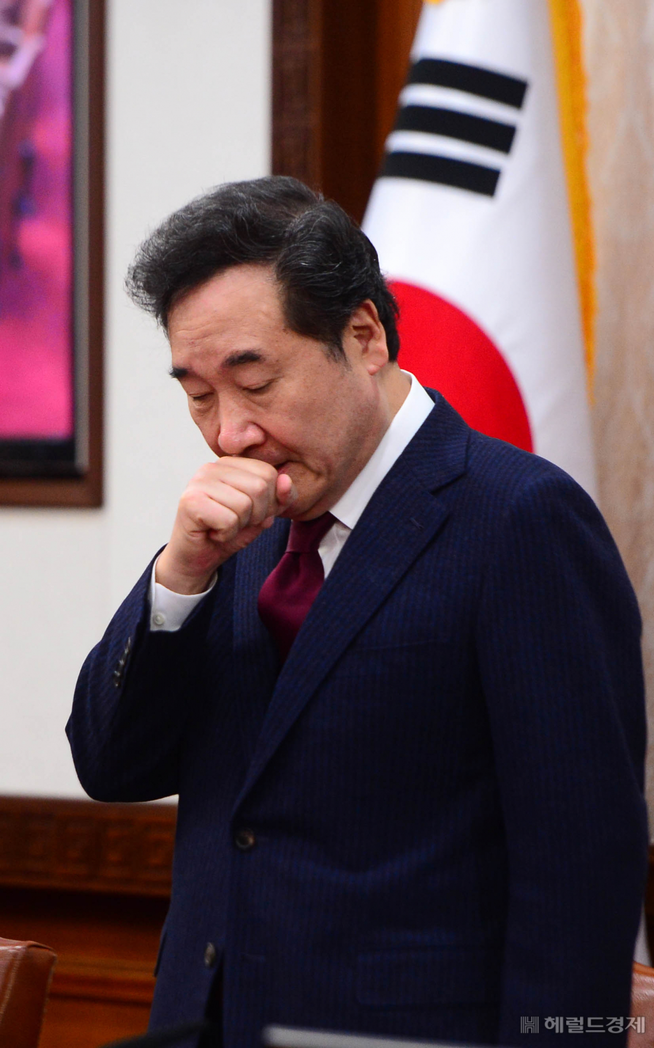 [헤럴드경제=박해묵 기자] 이낙연 국무총리가 30일 오전 정부서울청사에서 열린 올 해 마지막이자 자신의 임기 중 사실상 마지막 국무회의에 참석하고 있다. 이날 회의서 '소재·부품전문기업 등의 육성에 관한 특별조치법' 전부 개정 법률안 등 예산부수법안 22건이 의결됐다. 국무회의는 통상 매주 화요일에 열리지만 이번 회의는 내년부터 시행되는 예산부수법안 등의 조속한 처리를 위해 월요일에 열리게 됐다. mook@heraldcorp.com