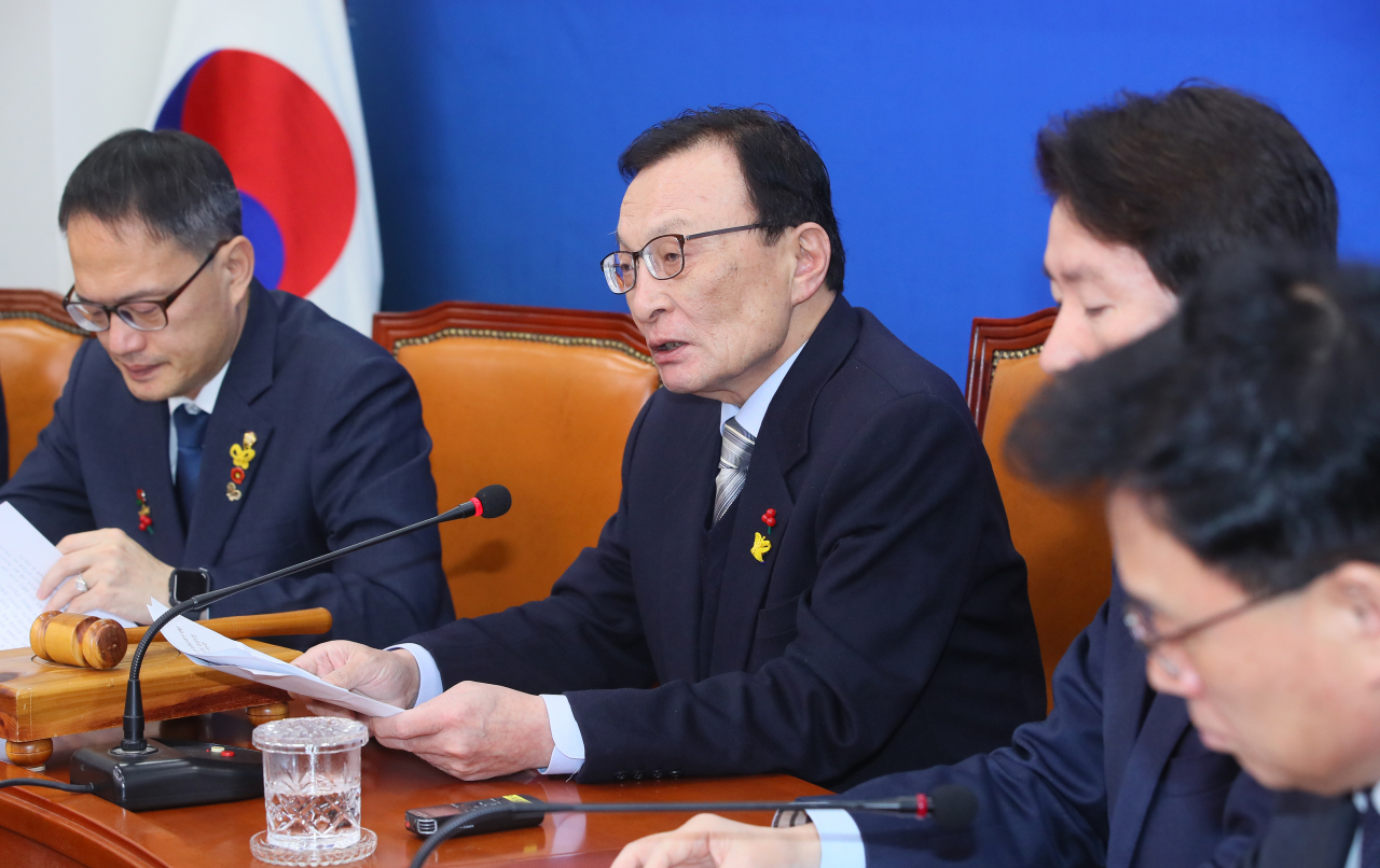 더불어민주당 이해찬 대표(왼쪽 두번째)가 30일 국회에서 열린 최고위원회의에서 발언하고 있다. [연합]