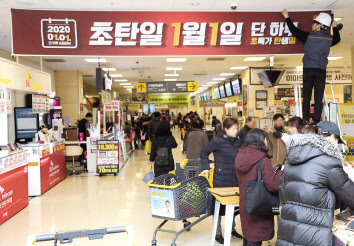 대형마트가 오는 2020년 1월 1일 단 하루를 겨냥한 초저가 세일 경쟁에 나섰다. ‘초탄일’ 현수막을 내거는 이마트 매장. [이마트 제공]