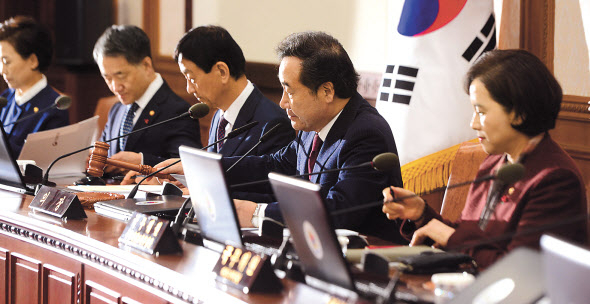 이낙연 국무총리가 30일 오전 정부서울청사에서 열린 올 해 마지막 국무회의를 주재하고 있다. 이 총리 역시 사실상 자신의 마지막 국무회의 주재다. 이날 회의서 ‘소재·부품전문기업 등의 육성에 관한 특별조치법’ 전부 개정 법률안 등 예산부수법안 22건이 의결됐다. 국무회의는 통상 매주 화요일에 열리지만 이번 회의는 내년부터 시행되는 예산부수법안 등의 조속한 처리를 위해 월요일에 열리게 됐다. 박해묵 기자/mook@