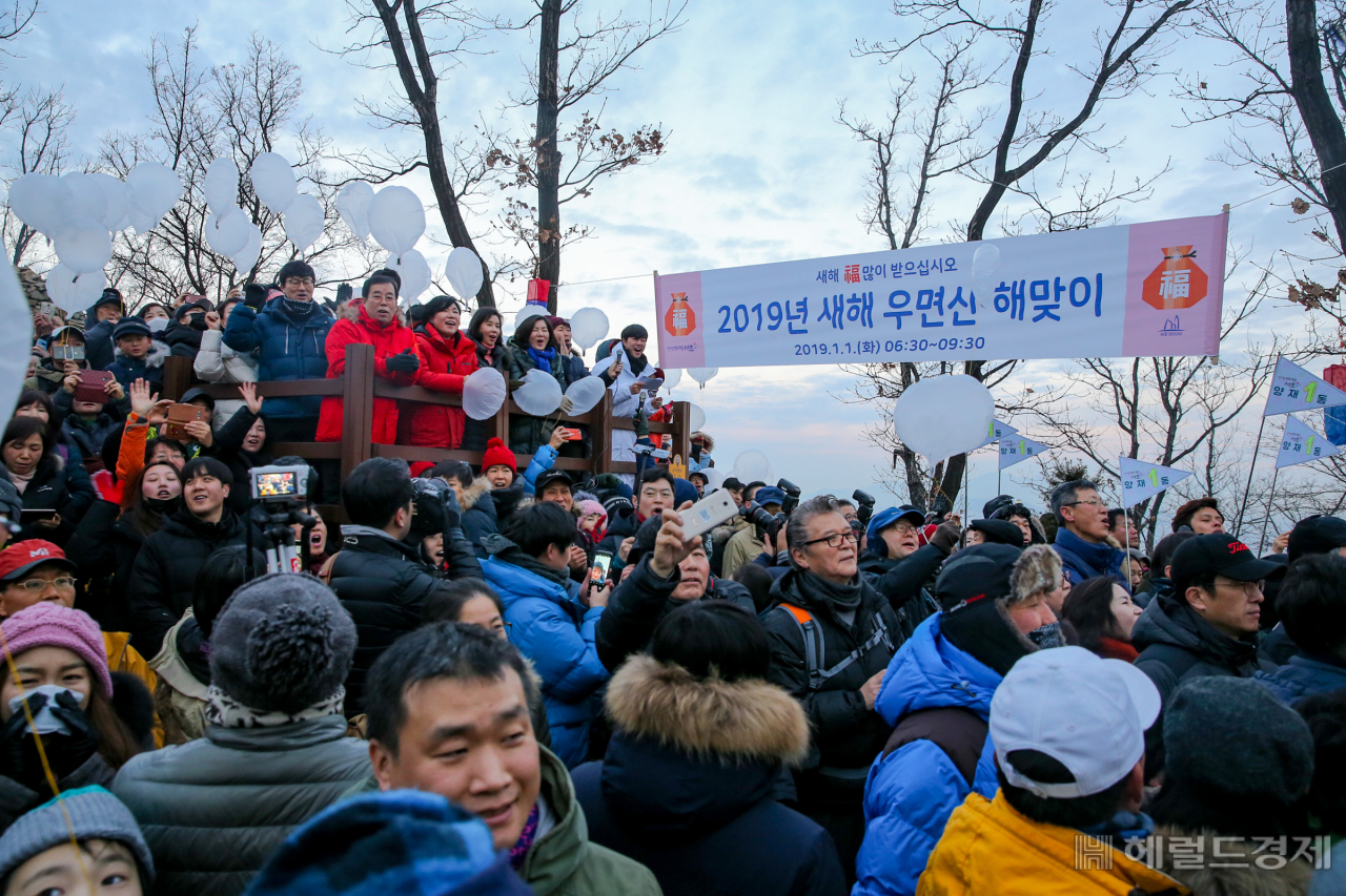 올해 첫 날 해맞이 행사가 열린 우면산에 인파가 몰린 모습. [서초구 제공]