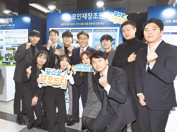 지난 3일 개최된 ‘2019 기업시민 포스코 성과공유의 장’에서 포스코 취·창업 교육프로그램인 포유드림 과정을 통해 취업에 성공한 수료생들이 포스코 최정우 회장과 기념촬영을 하고 있다. [POSCO]