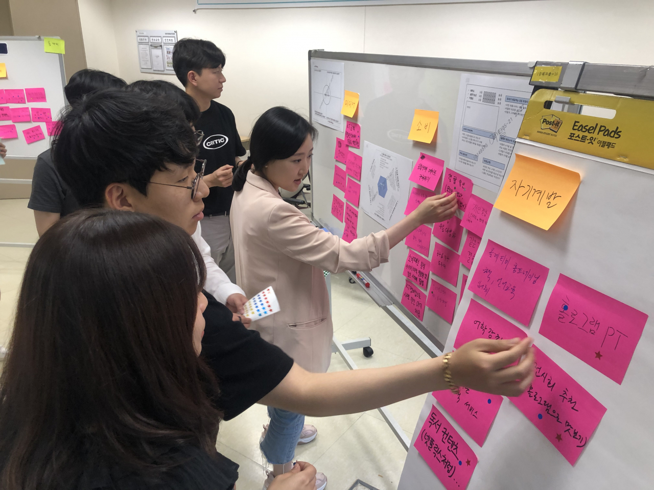 KT 신입사원들이 지난 5월 강원도 원주 KT그룹 인력개발원에서 신사업 아이디어를 1등 워크숍 기법으로 발굴하고 있다. [KT 제공]