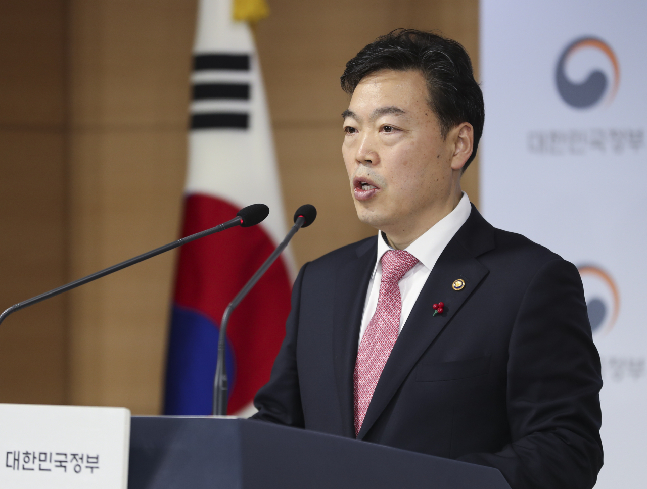 김오수 법무부장관 직무대행이 30일 오전 정부서울청사에서 2020년 신년 특별사면 대상자를 발표하고 있다. 연합뉴스