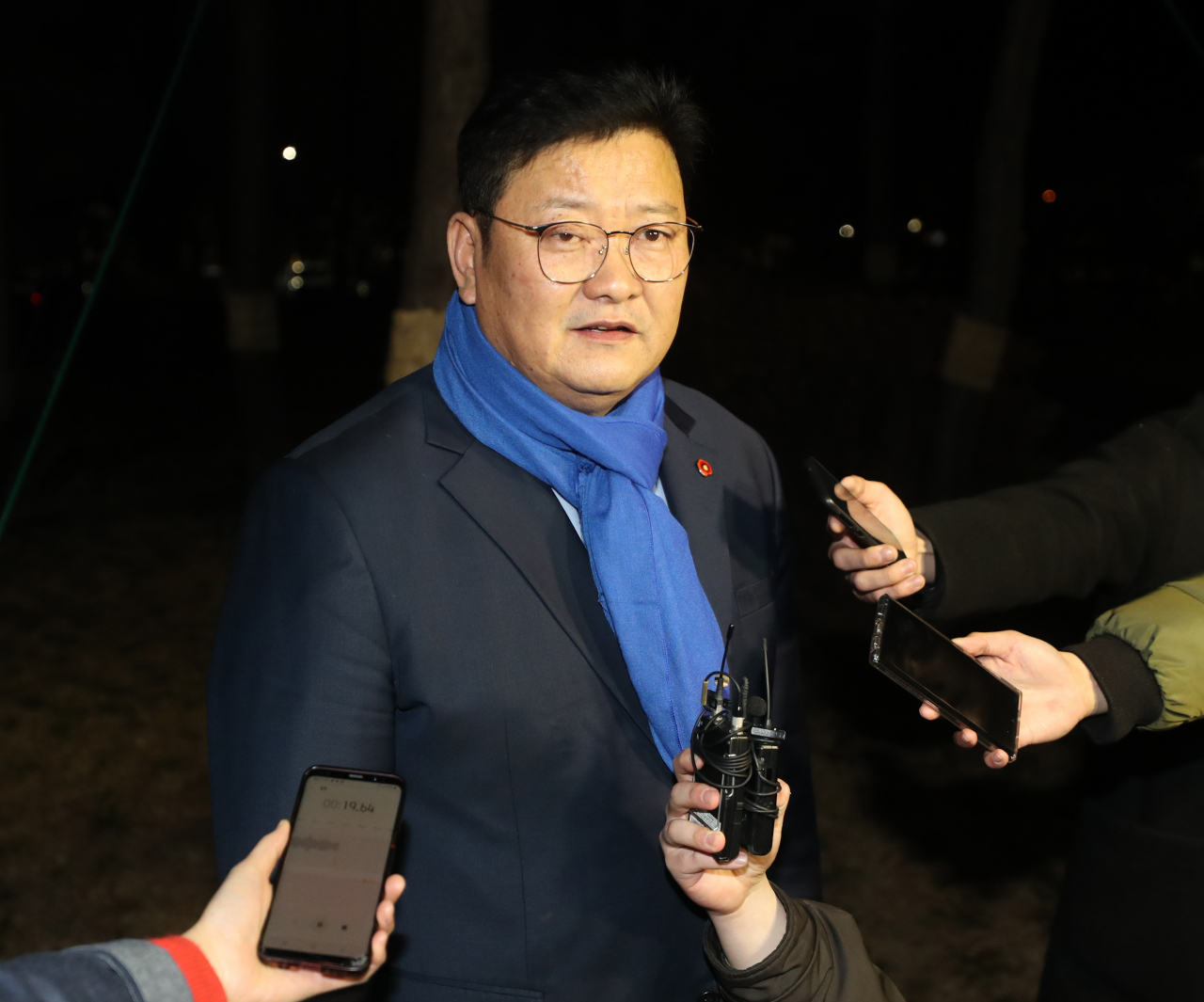 임동호 더불어민주당 전 최고위원이 지난 19일 오후 울산지검에서 조사를 마치고 나와 취재진 질문에 답하고 있다. [연합]