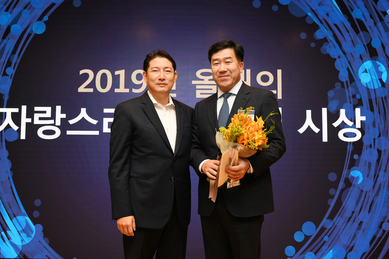 '2019년 올해의 효성인'으로 선정된 권상환 효성TNS 상무(오른쪽)가 조현준 효성그룹 회장으로부터 상패를 받고 기념사진을 찍고 있다. [효성 제공]
