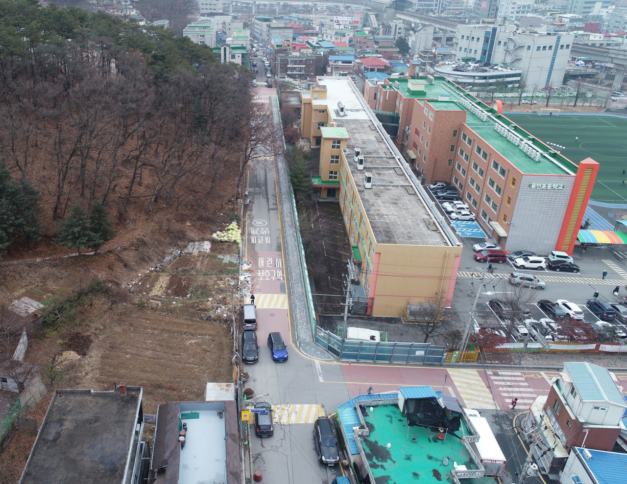 용인시는 어린이 통학안전 위해 차로 폭 좁히고 별도 보행로를 설치했다. [용인시 제공]