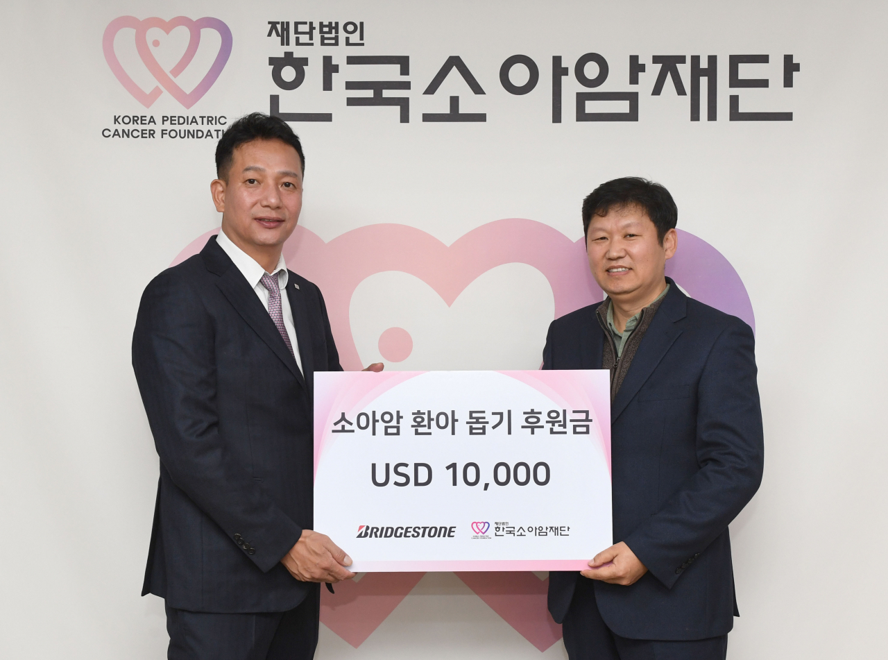 브리지스톤 코리아가 한국소아암재단에 1200만원을 기부했다. 왼쪽부터 김헌영 사장, 홍승윤 사무국장.