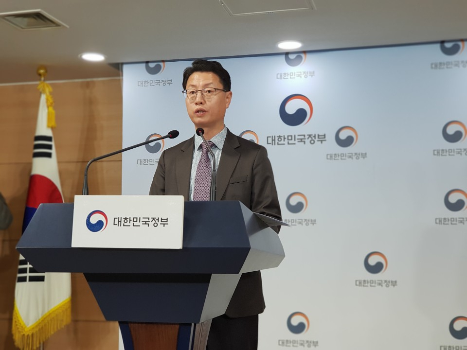 홍진배 과학기술정보통신부 통신정책관이 30일 서울 광화문 정부청사에서 열린 미디어 브리핑에서 SK브로드밴드와 티브로드 인수합병 심사 결과를 설명하고 있다. [sjpark@]