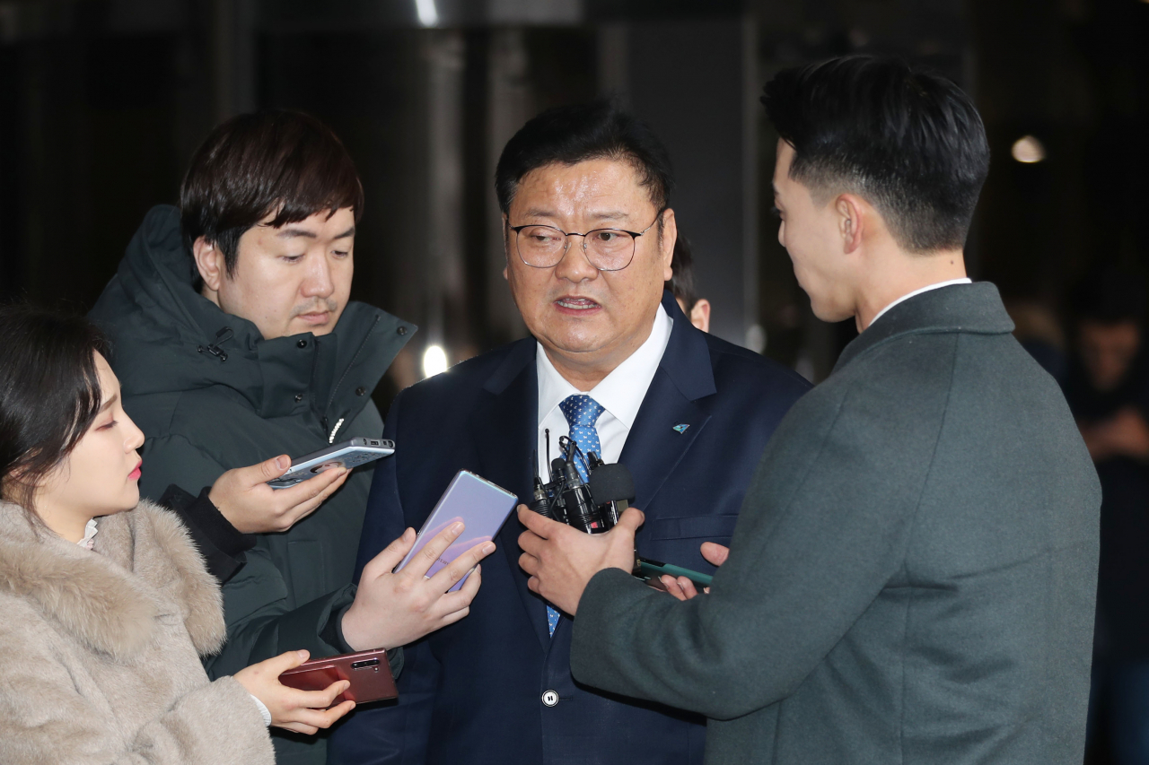 경선포기 대가로 청와대로부터 고위직을 제안 받았다는 의혹을 받는 더불어민주당 임동호 전 최고위원이 30일 오후 서울 서초구 서울중앙지검에서 세 번째 참고인 조사를 받기 위해 출석하며 취재진의 질문에 답하고 있다. 연합뉴스
