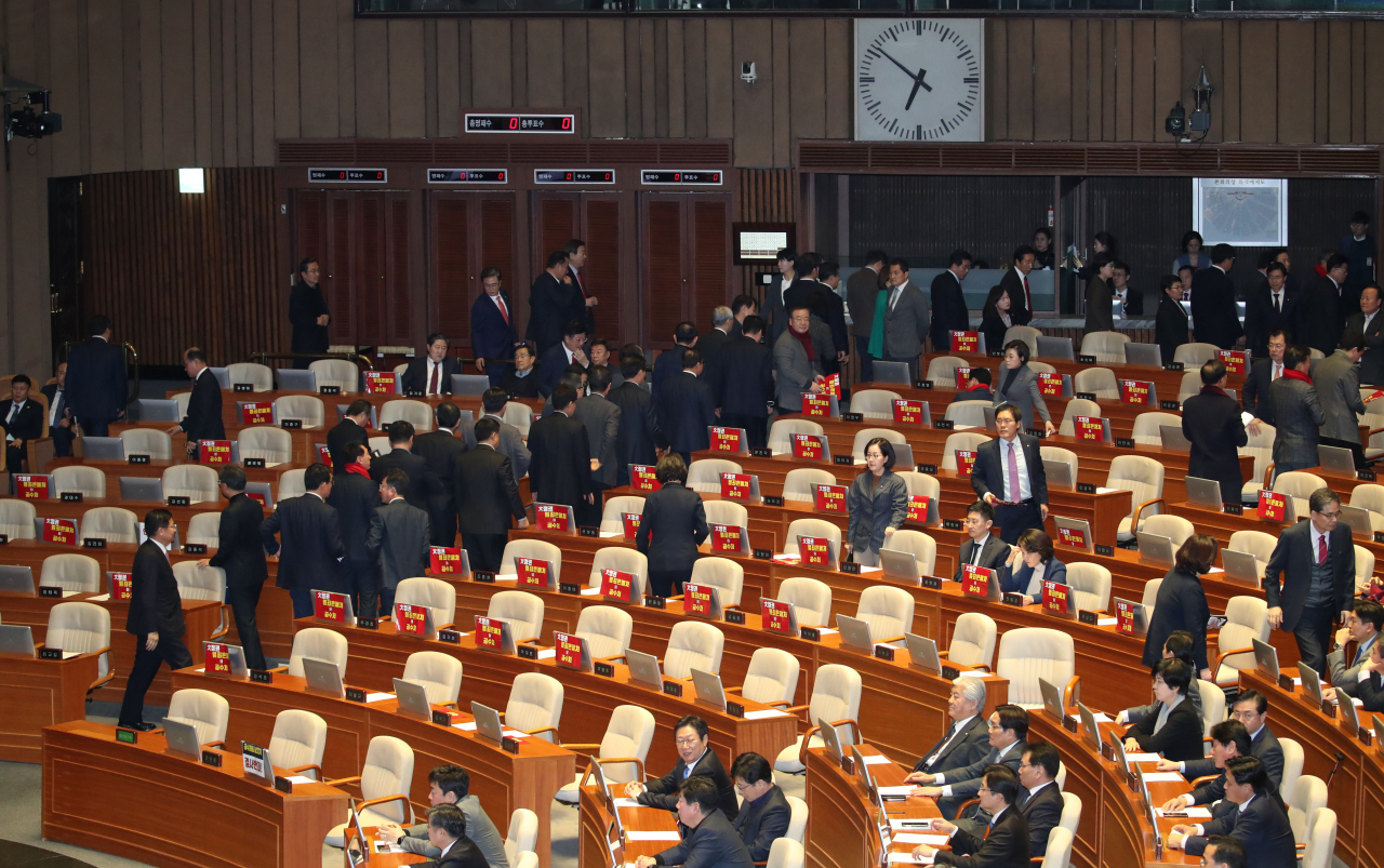 '고위공직자범죄수사처법(공수처법)' 본회의 표결을 앞두고 30일 국회 본회의에서 공수처법 표결방법 변경요구의 건(무기명 투표)이 부결되자 자유한국당 의원들이 회의장을 나가고 있다. [연합]