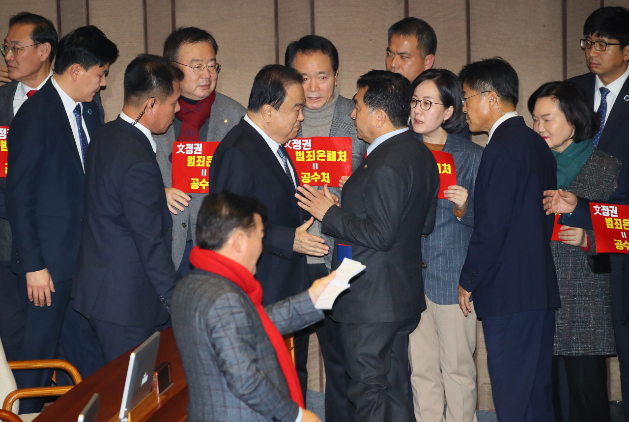 '고위공직자범죄수사처법(공수처법)' 본회의 표결을 앞두고 30일 국회 본회의에서 문희상 국회의장이 의장석으로 향하자 자유한국당 심재철 원내대표를 비롯한 의원들이 이를 막아서고 있다. [연합]