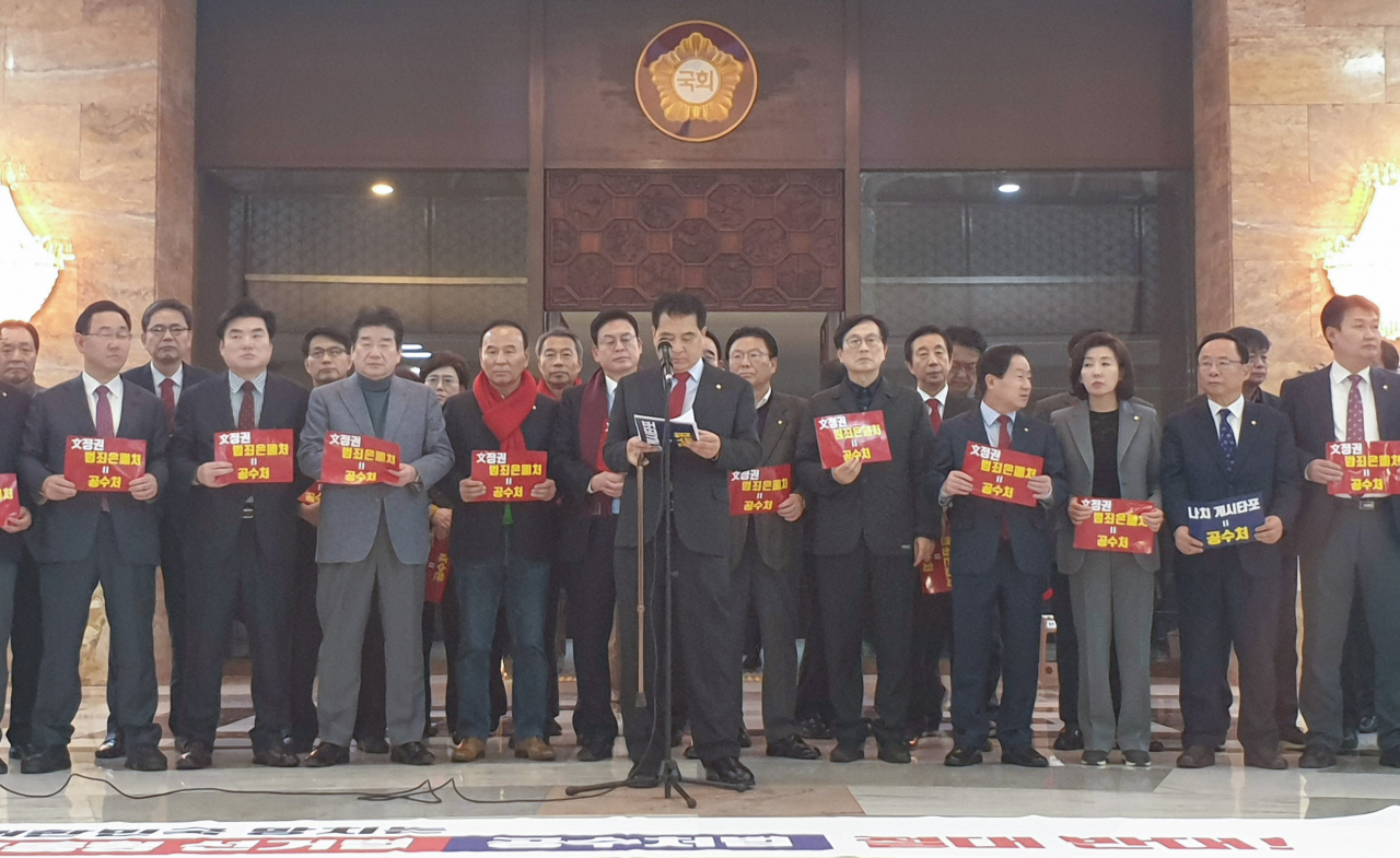 자유한국당 심재철 원내대표가 30일 국회 로텐더홀에서 고위공직자범죄수사처(공수처) 법안 표결 직전 국회 본회의장을 빠져나와 동료 의원들과 공수처법의 부당성을 알리는 기자회견을 하고 있다. [연합]