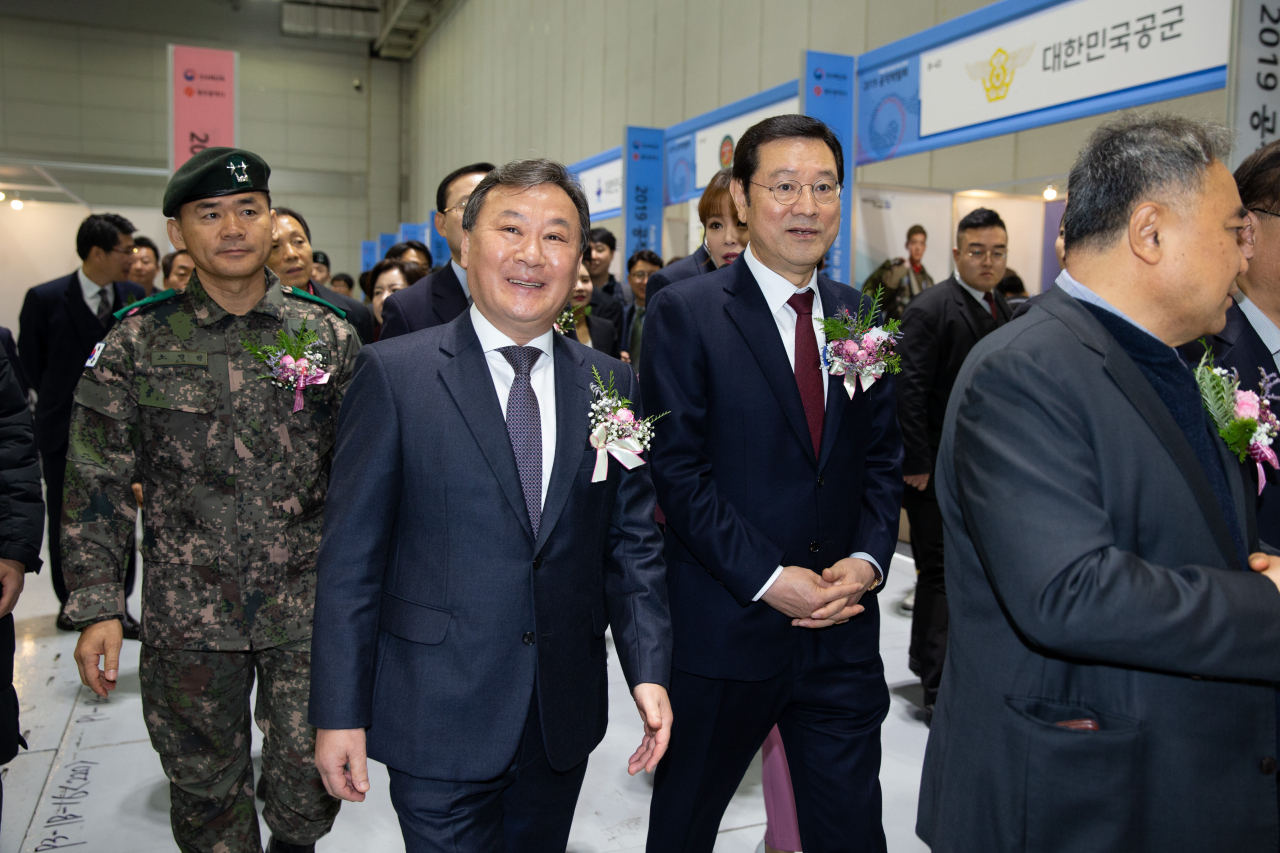 황서종 인사혁신처장(왼쪽 두 번째)과 이용섭 광주광역시장(왼쪽 세 번째)이 지난 11일 광주광역시 김대중컨벤션센터에서 열린 '2019 공직박람회'에 참석하고 있다.[사진=인사혁신처]