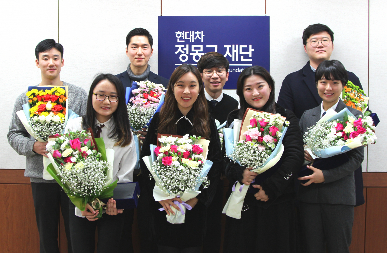 지난 12월 30일 ‘온드림 글로벌 우수 장학생 시상식’에서 수상한 장학생들이 기념촬영을 하고 있다.
