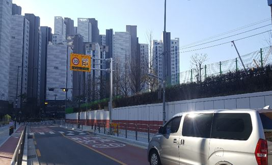 강덕초등학교 인근에 설치된 태양광 과속경보시스템. [강동구 제공]