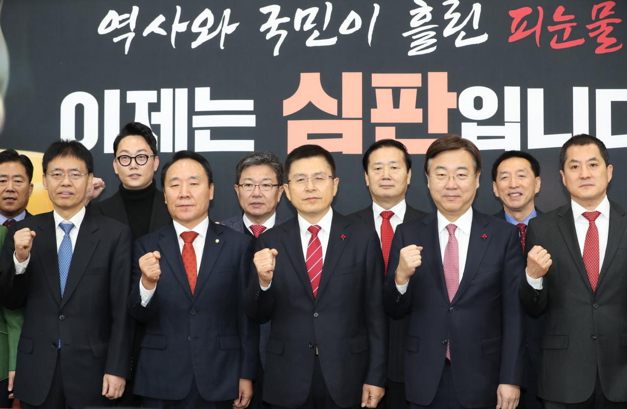 자유한국당 황교안 대표가 31일 오전 서울 여의도 국회에서 열린 인재영입위원회 임명장 수여식에서 임명장을 수여를 마친 후 기념촬영 하고 있다. 연합뉴스