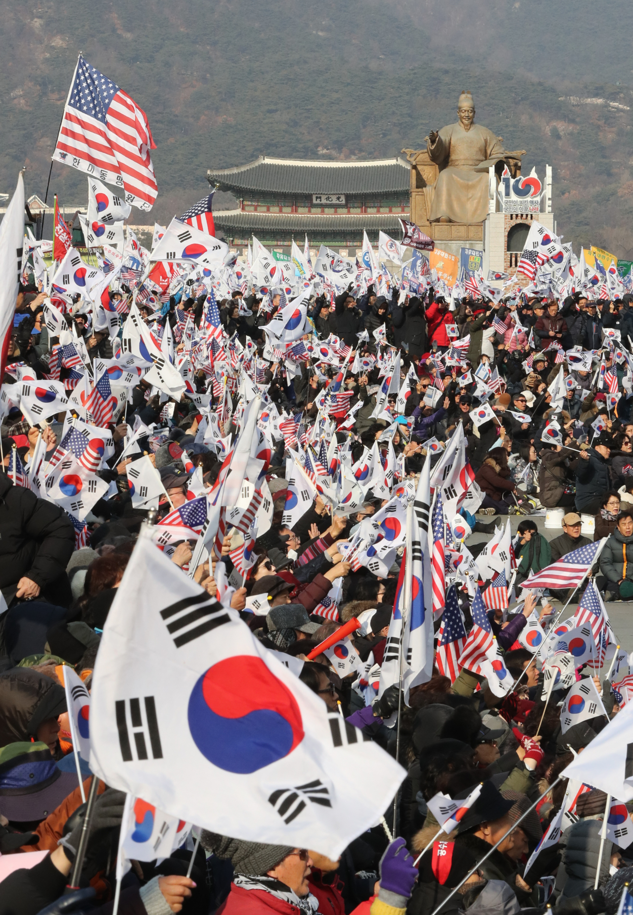 지난 28일 오후 서울 광화문광장에서 문재인하야범국민투쟁본부 주최로 열린 대한민국 바로세우기 국민대회에서 참가자들이 태극기와 성조기를 흔들며 구호를 외치고 있다. [연합]
