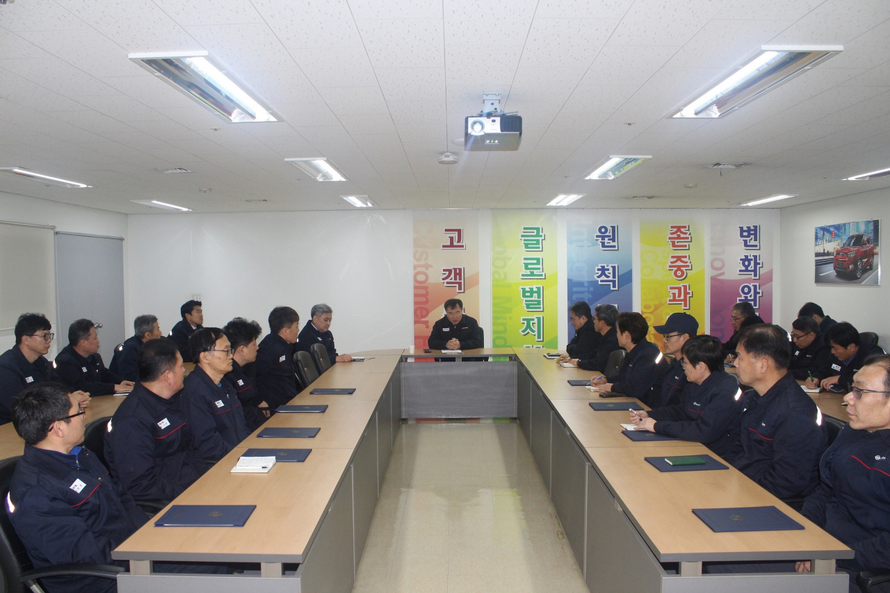 쌍용자동차 예병태 대표이사가 2019년 한 해를 마무리하며 직원들의 노고를 격려하고 생산현장 환경 개선 및 제품 품질 향상 장려를 위해 2019 CEO 한마음 라운드 워크를 개최했다. 예병태 대표이사가 임직원들에게 격려사를 전하고 있다. [쌍용차 제공]