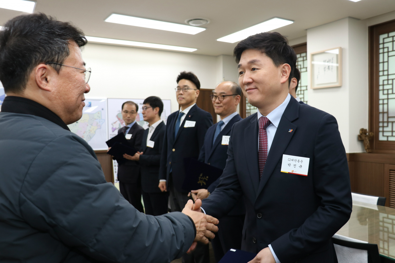 CJ대한통운 박진규 CSV경영팀장이 지난 30일 서양호 서울 중구청장으로부터 사회공헌활동 유공기관 표창을 받고 있다. [CJ대한통운 제공]