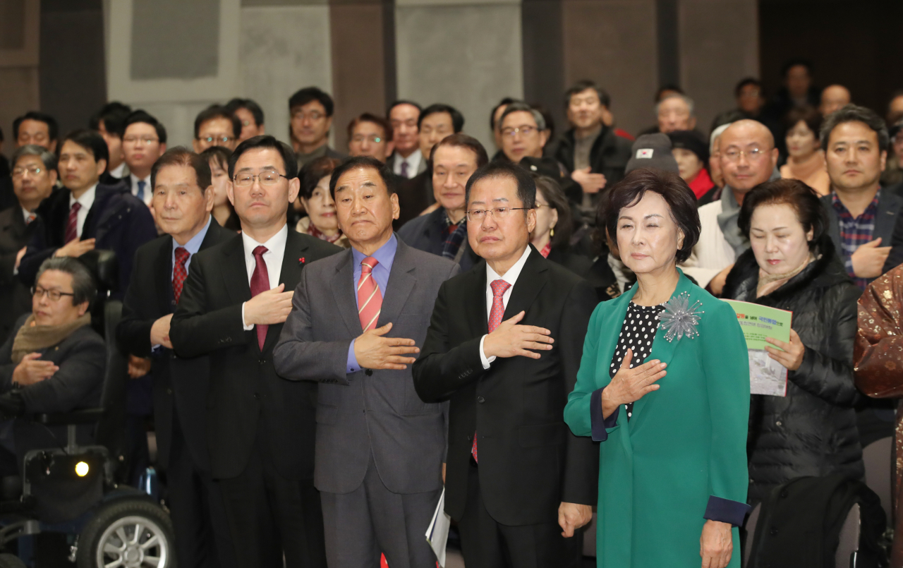 23일 서울 중구 프레스센터에서 열린 국민통합연대 창립대회에서 이재오 창립준비위원장과 자유한국당 홍준표 전 대표 등 참석자들이 국기에 경례하고 있다. 연합뉴스
