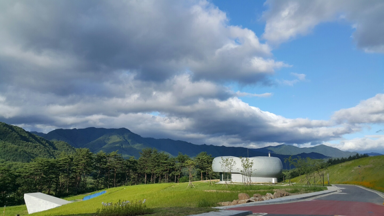 국립백두대간수목원 시드볼트: 기후변화로 생존을 위협받고 있는 국내외 야생식물종자를 영구적으로 저장할 수 있는 세계 유일의 야생식물 종자 저장시설로, 연중 항온항습(영하 20℃, 상대습도 40% 이하) 상태로 유지된다. 이곳에서는 전 세계 국가 및 기관에서 위탁받은 종자를 무상으로 영구보존하며, 총 200만 점 이상의 종자를 보존할 수 있다.