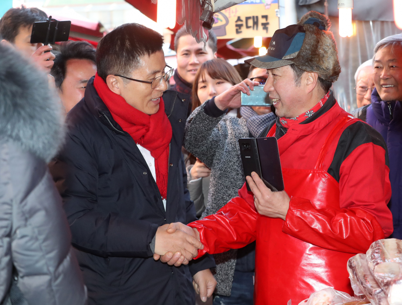 자유한국당 황교안 대표가 31일 오후 서울 영등포구 대림동 우리시장을 방문해 상인과 인사하고 있다. [연합]