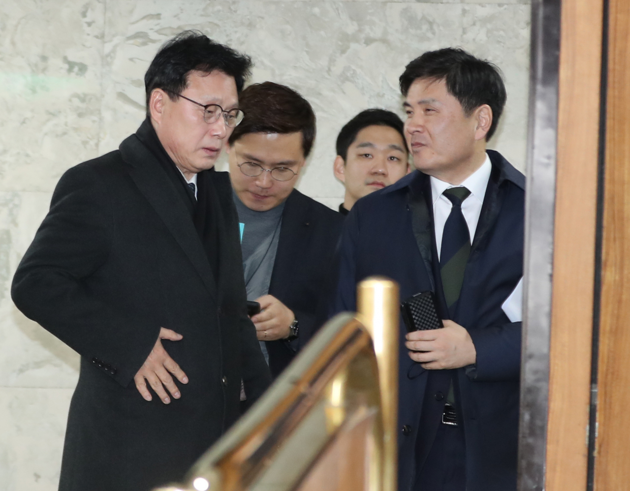 국무총리(정세균) 임명동의에 관한 인사청문특별위원회 더불어민주당 박광온 간사(왼쪽)와 바른미래당 지상욱 간사(오른쪽)가 31일 오후 서울 여의도 국회에서 청문회 증인채택 합의에 실패한 뒤 회동장을 나서고 있다. [연합]