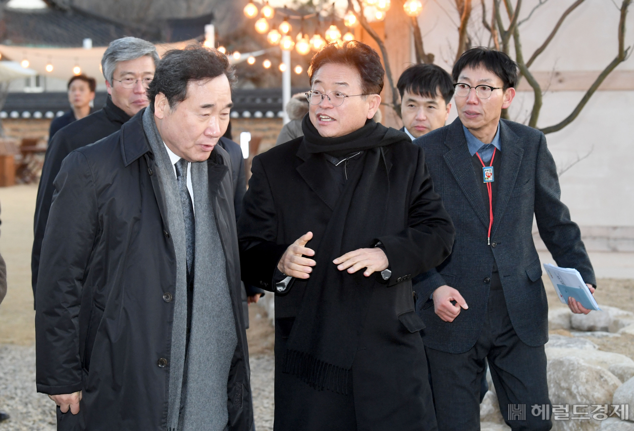 31일 경북 문경을 방문한 이낙연 국무총리가 이철우 경북지사와 이야기를 나누고 있다.[경북도 제공]