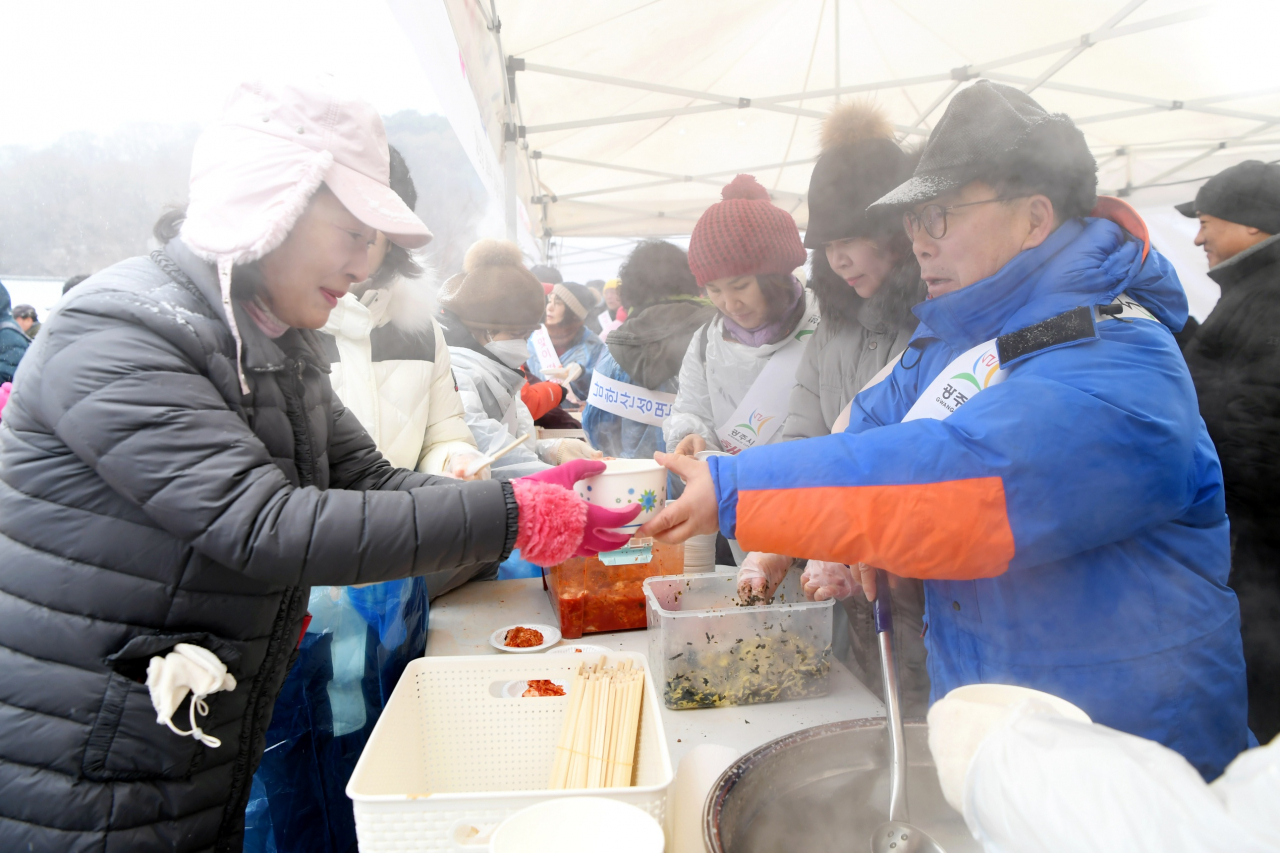 남한산성면과 산성리 마을 주민들이 준비한 떡국