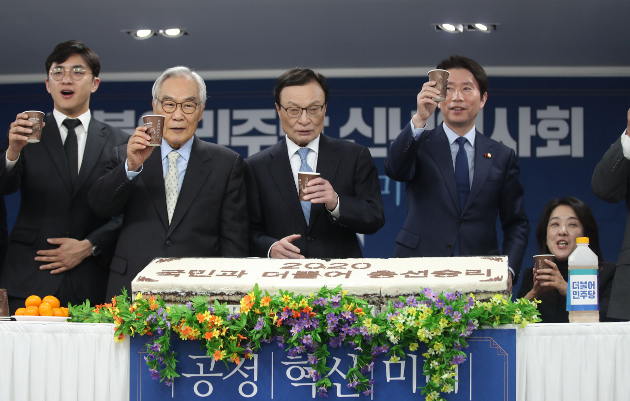 더불어민주당 이해찬 대표와 이인영 원내대표 등이 1일 오전 서울 여의도 중앙당사에서 열린 2020년 신년인사회에서 건배하고 있다. [연합뉴스]