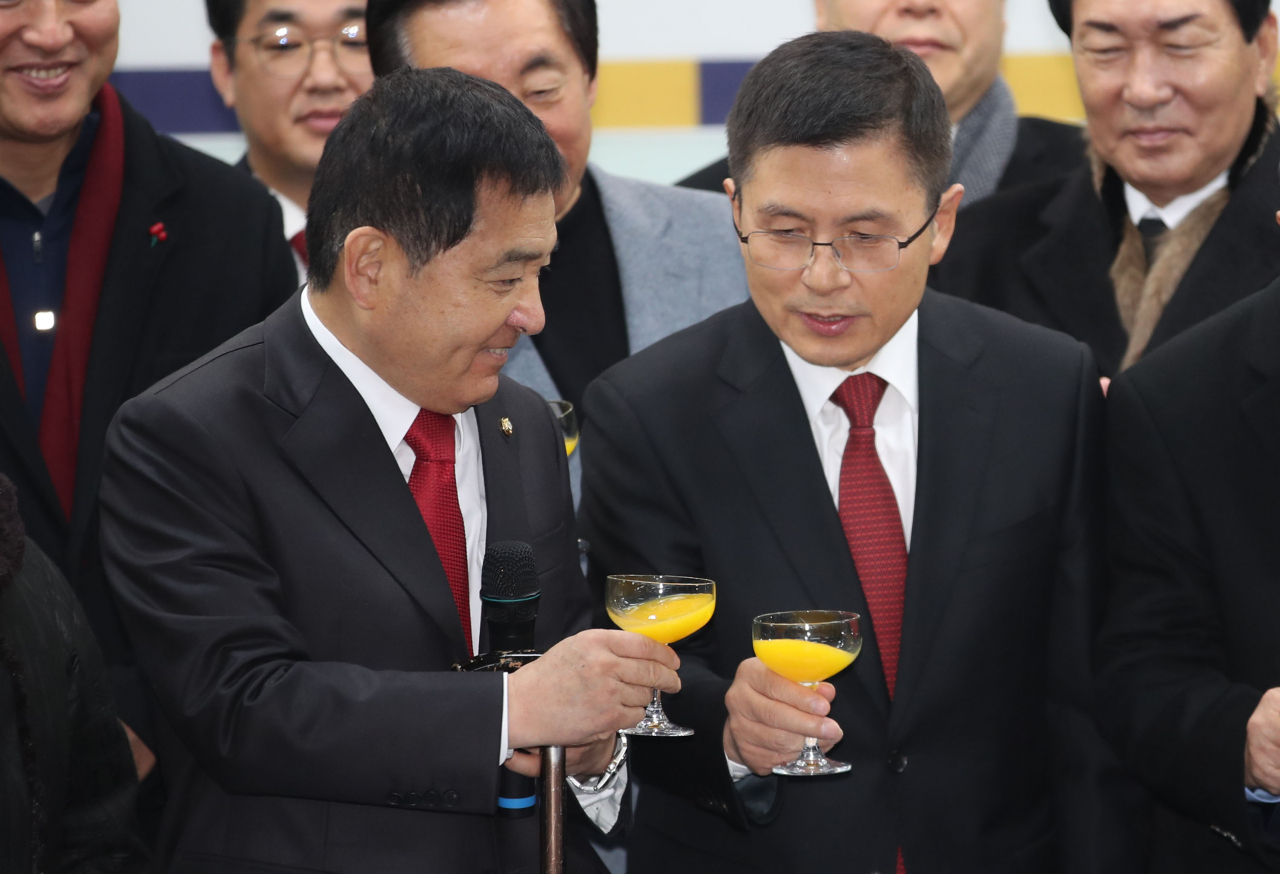 자유한국당 황교안 대표와 심재철 원내대표가 1일 오전 서울 여의도 중앙당사에서 열린 2020년 신년인사회에서 건배하고 있다. [연합뉴스]