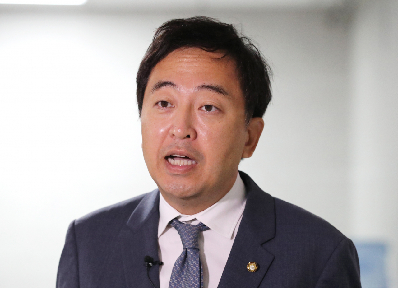 금태섭 더불어민주당 의원은 1일 “정치는 다른 생각을 가진 사람들과 공감대를 만들어 갈등을 해결하는 것”이라고 밝혔다. 고위공직자범죄수사처(공수처) 법안 국회 본회의 표결 과정에서 기권표를 던져 여권 내 거센 비판에 직면한 가운데 우회적인 입장을 밝힌 것 아니냐는 해석이 나온다. [연합]