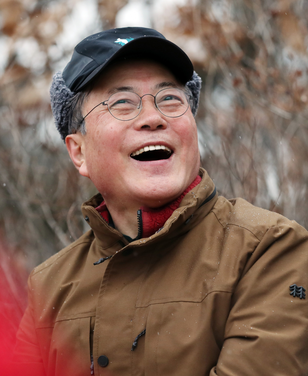문재인 대통령이 2020년 새해 첫날인 1일 아차산에서 2019년을 빛낸 의인들과 해맞이 산행 중 대화하며 잠시 쉬고 있다. [연합]