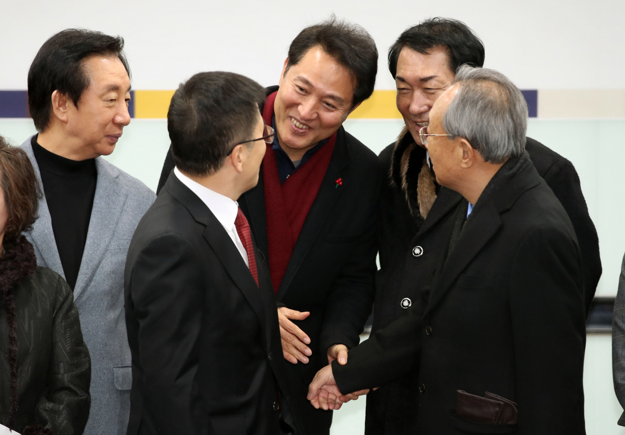 자유한국당 황교안 대표와 오세훈 전 서울시장이 1일 오전 서울 여의도 중앙당사에서 열린 2020년 신년인사회에 인사하고 있다. [연합뉴스]