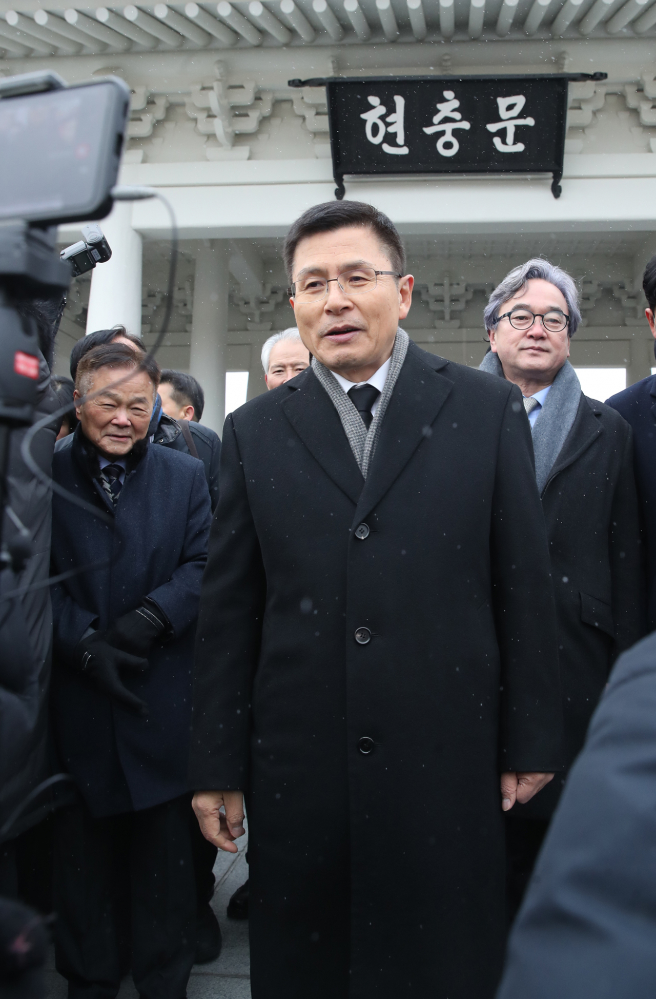 자유한국당 황교안 대표가 2020년 새해 첫날인 1일 오전 서울 동작구 국립서울현충원 참배를 마친 뒤 지지자들과 인사하고 있다. [연합]