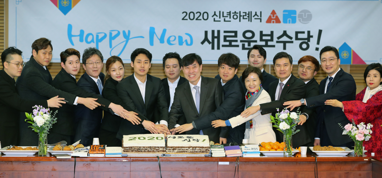 새로운보수당 하태경 창당준비위원장과 유승민 의원, 지상욱 의원 등이 1일 오전 서울 여의도 국회 의원회관에서 열린 '2020 신년하례식'에서 '2020 새로운 시작'이라고 적힌 떡을 자르고 있다. [연합]